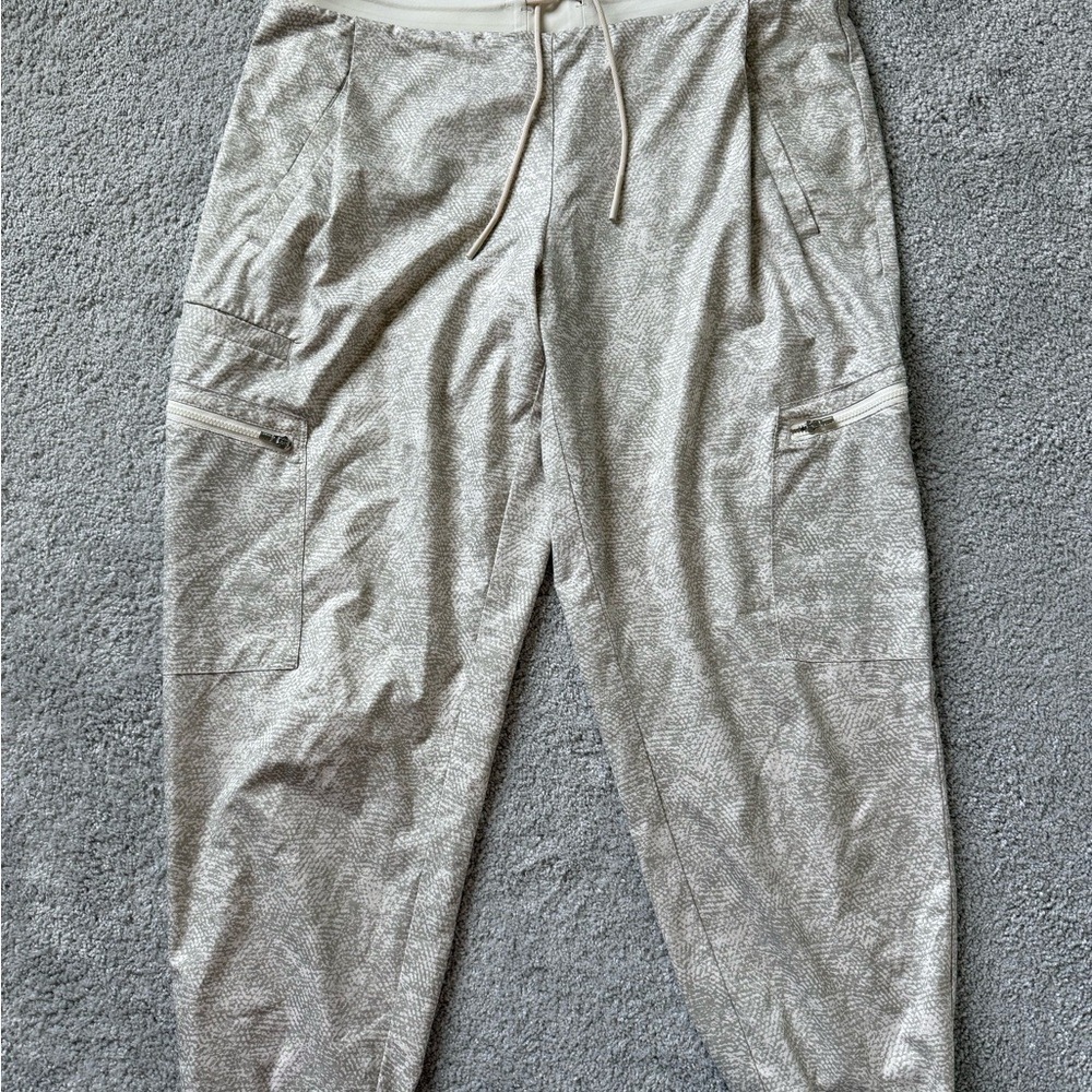 Athleta Venture Printed Cream/Green PullOn Elastic Waist Cargo Pockets Size‎ 12P